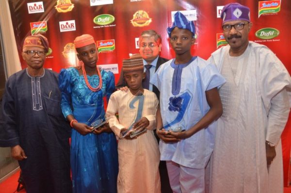 l-r: former cbn governor, chief joseph sanusi; winners, physical bravery and social bravery categories, 2016 indomie independence day awards for heroes ofnigeria (iida), favour uwene and salisu ibrahim; group managing director, dufil prima foods plc, mr deepak singhal; winner, intellectual bravery category, 2016 indomie independence day awards (iida), babatimileyin daomi, and senator olurunnimbe mamora, at the 2016 iida held in lagos.