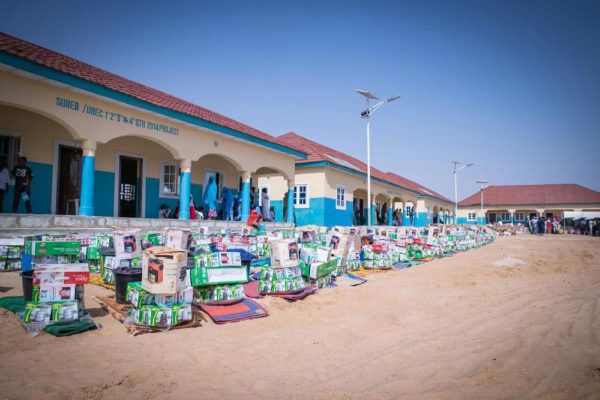 Aisha Buhari Donates Food Stuff to Kaga Community7