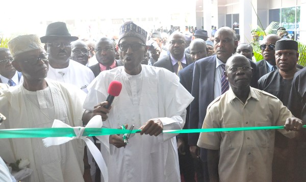 President Muhammadu Buhari (Middle) commissions Benin Central Hospital; he is flanked by APC Chairman Oyegun (L) and Governor Oshiomhole (R).