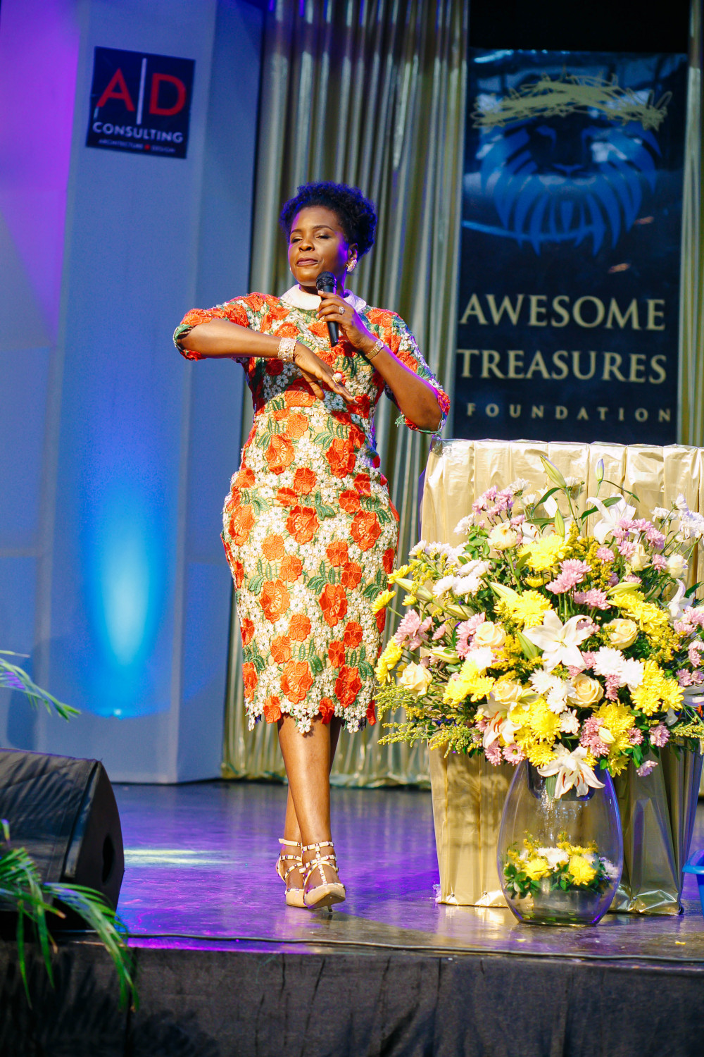 mrs-olajumoke-adenowo-ministering-at-the-awesome-awards-_-thanksgiving-summit