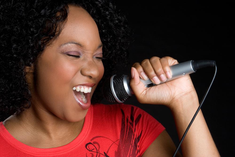 Пение черного. Black Singers women. Black woman singing. Black Singer with Microphone. Neя - вечерок певица.