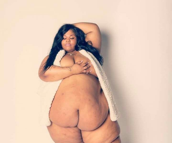 Fattest woman poses naked — 11