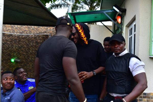 2baba greeting a fan