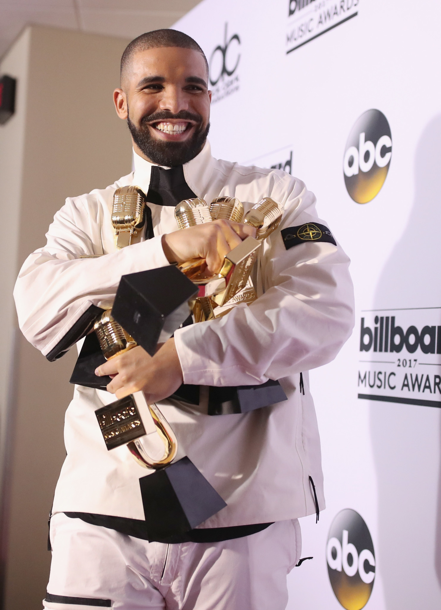 2017 BBMAs Drake breaks Record as He claims 13 Awards See Full List