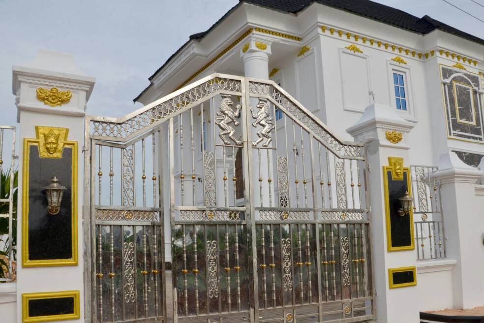 Comedian I Go Dye Honours Mum With Showstopping Golden Eyes Castle In Delta State Bellanaija