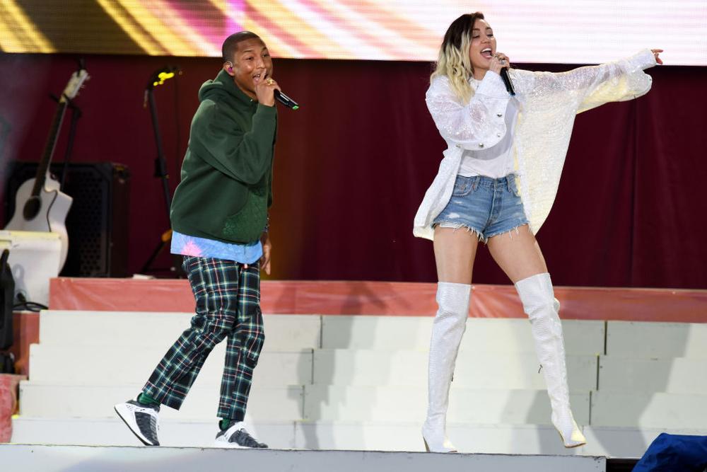 Ariana Grande Gives an Outstanding Performance, Justin Beiber breaks Down & More from the One Love Manchester Concert