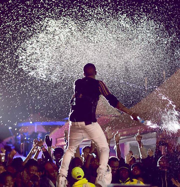 BellaNaija - WATCH: Wizkid performs for Thousands in Nairobi under Rainy Conditions 