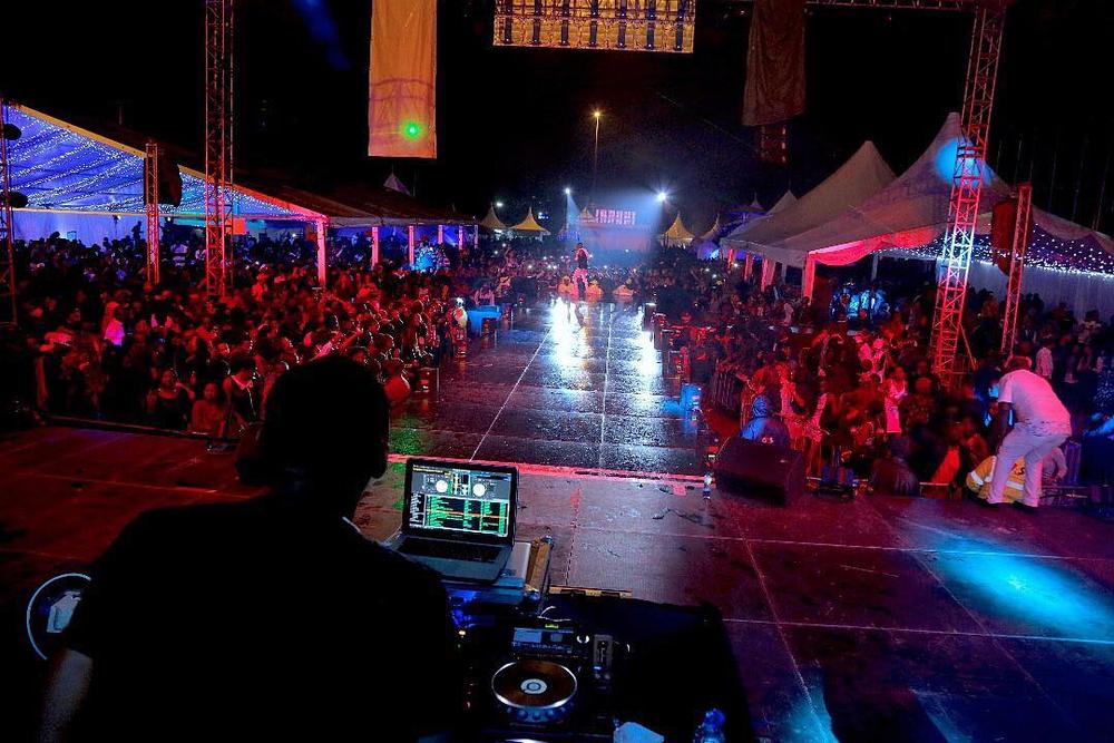 BellaNaija - WATCH: Wizkid performs for Thousands in Nairobi under Rainy Conditions 