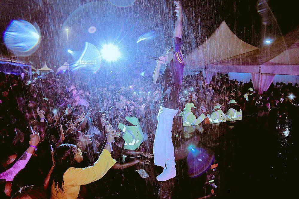 BellaNaija - WATCH: Wizkid performs for Thousands in Nairobi under Rainy Conditions 