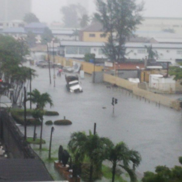 BellaNaija - Police block Ahmadu Bello Way following Heavy Flood