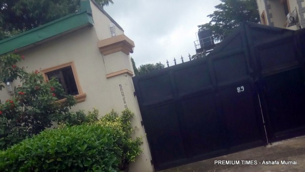 Police officers assigned as guards loot Goodluck Jonathan's Abuja Property dailynewsvibe - Police officers assigned as guards loot Goodluck Jonathan's Abuja Property