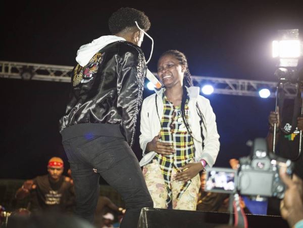 BellaNaija - Korede Bello dazzles fans in Mali | Photos + Video