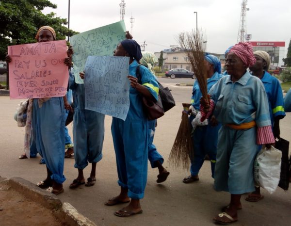 Sweepers protest LAMATA for non-payment of Five Months Salaries - BellaNaija