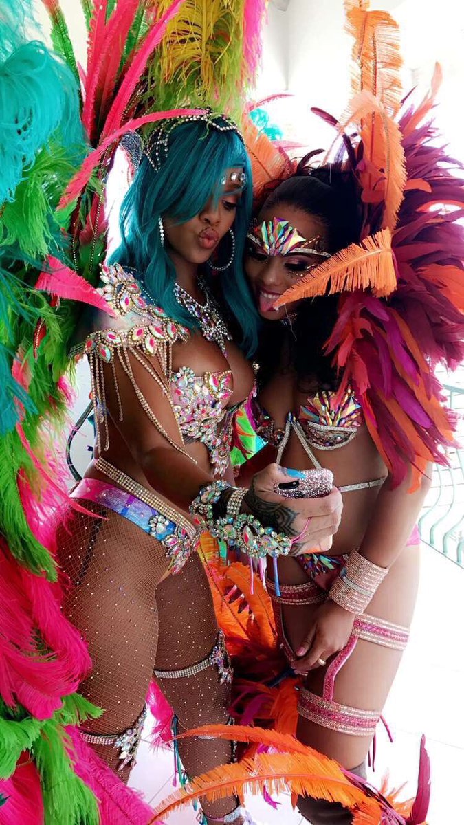 Island Gyal! Rihanna looks at Barbados’ #AuraForCropOva Festival with Blue Hair