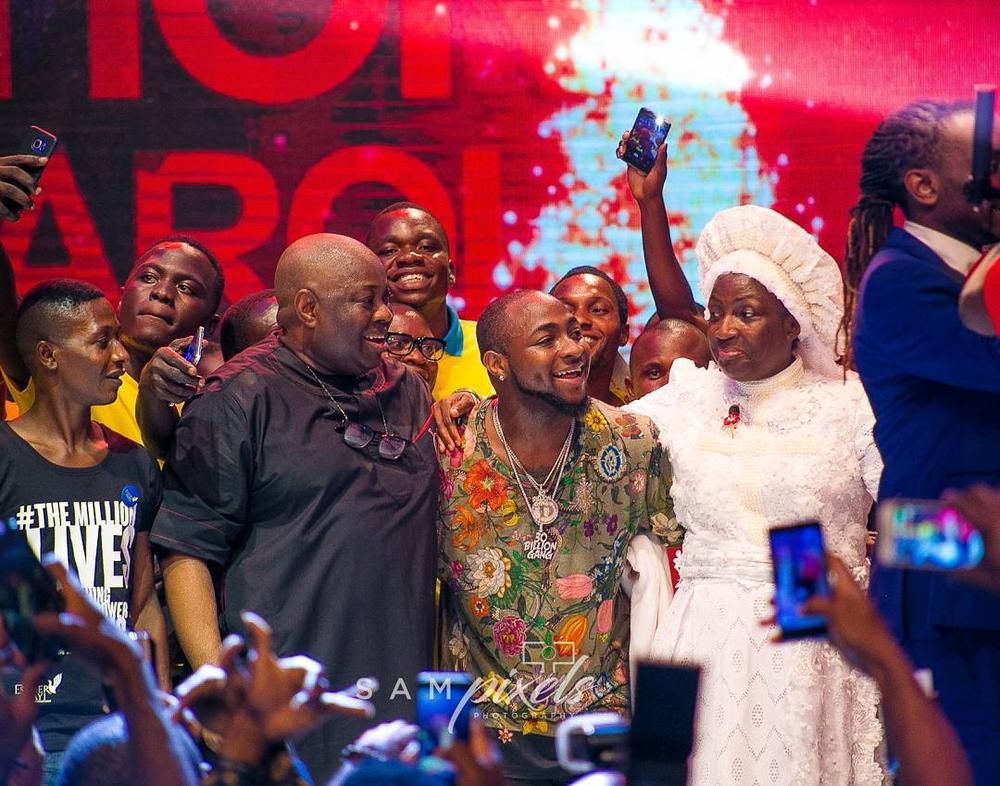 Season to Remember! Davido & Dele Momodu reconcile at Ovation Red Carol 2017