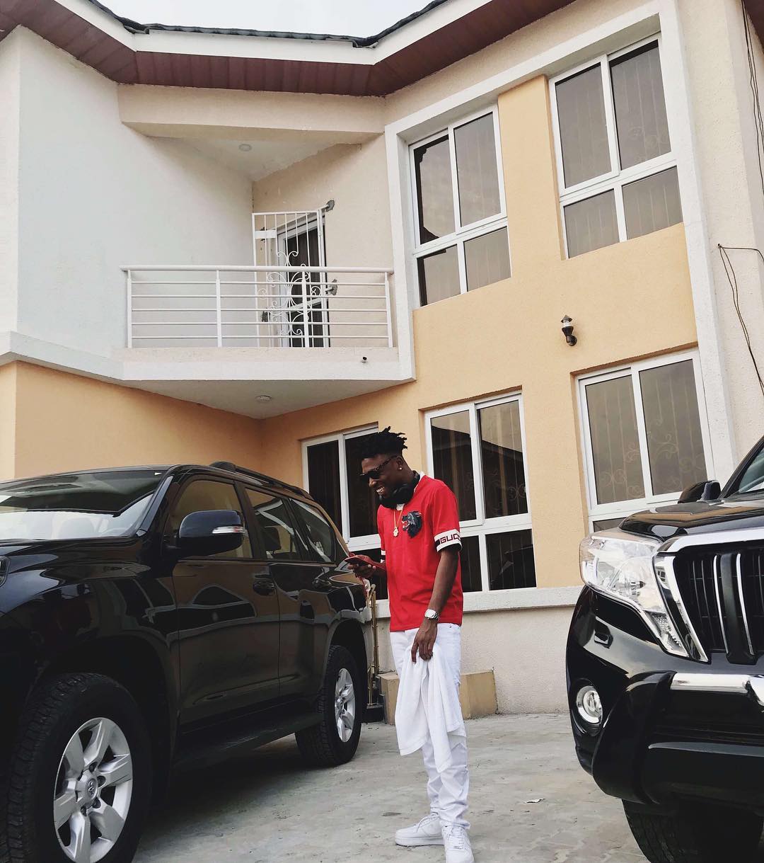 Mayorkun has got a New Crib on "Che Che"!