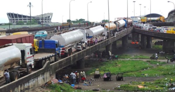 Truck Drivers ordered to leave Lagos Bridges in 48 Hours - BellaNaija