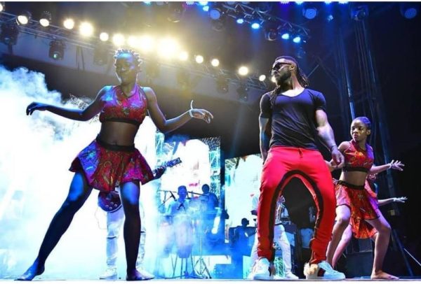 What happened during Flavour's free concert in Enugu? - BellaNaija