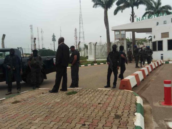 DSS blocks entrance to National Assembly as Senators attempt removing Saraki | BellaNaija