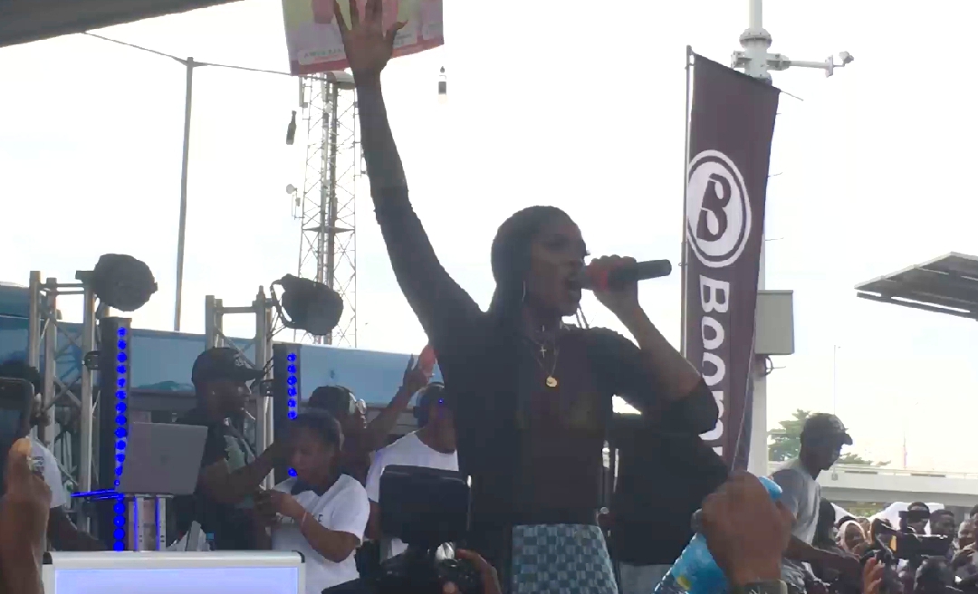 Tiwa Savage Premieres “49-99” with a LIT! Performance at Obalende Bus Park, Lagos jaiyeorie