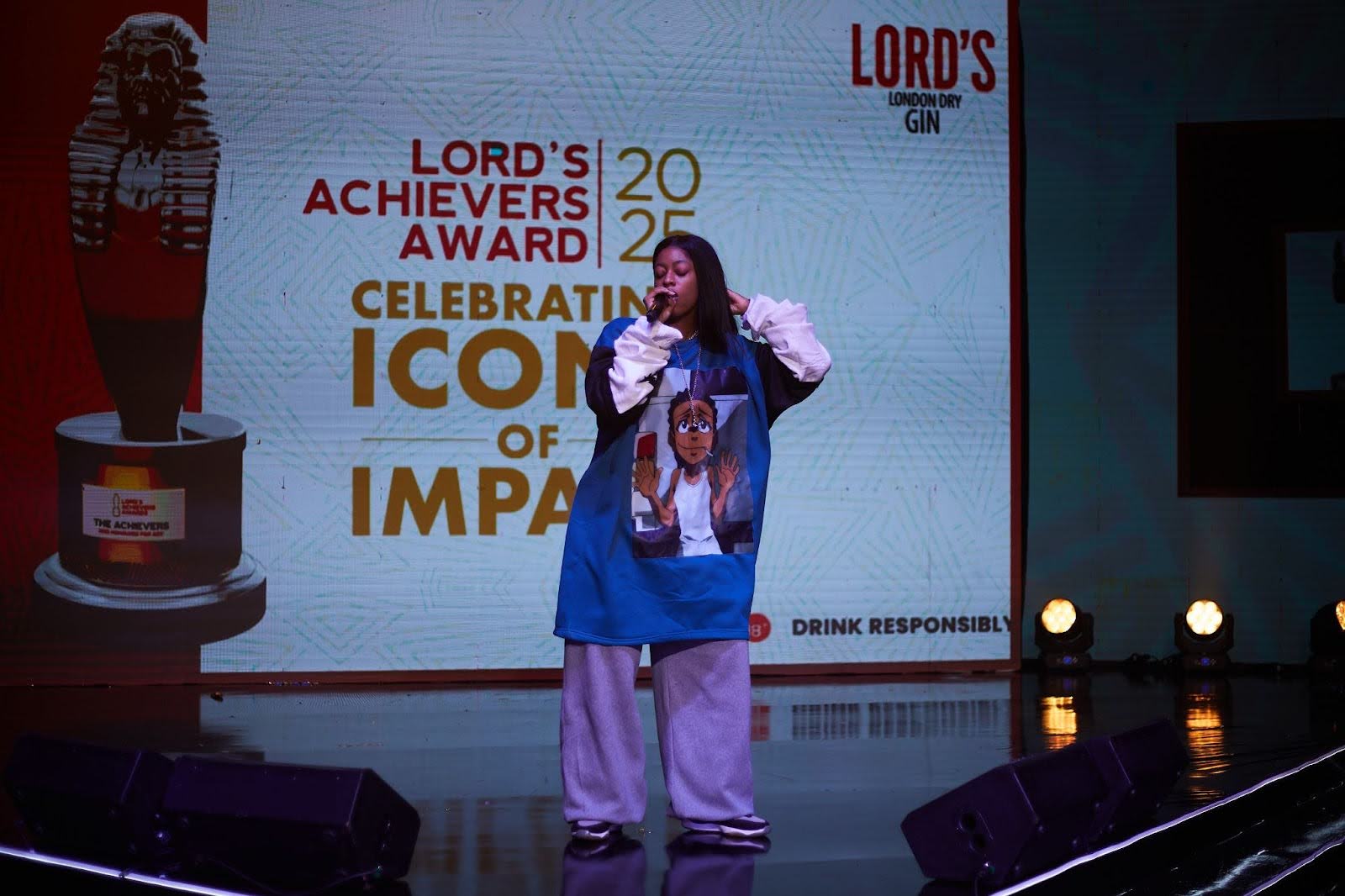 Qing Madi performing live