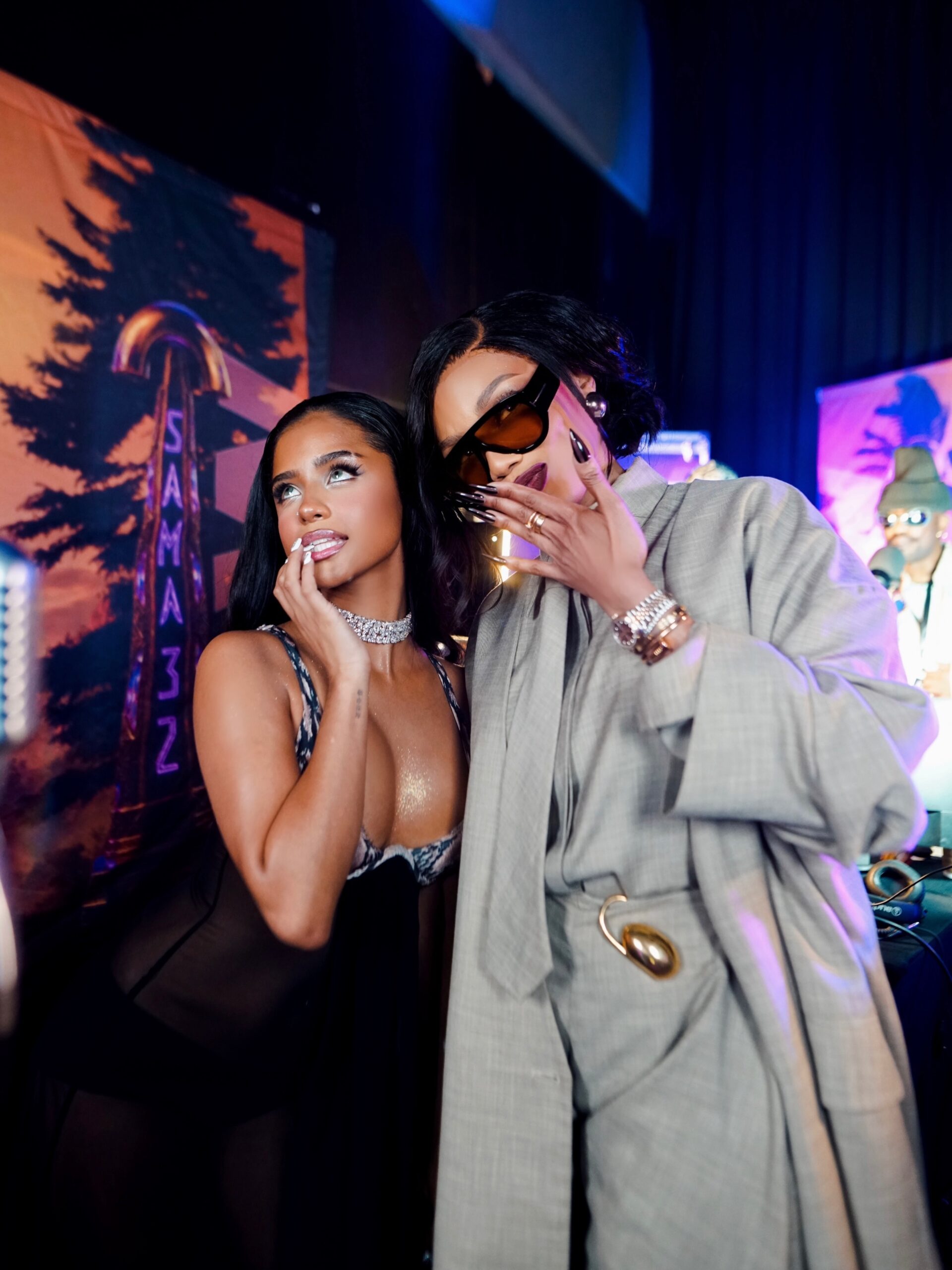 Bonang Matheba posing with Tyla holding her award at the SAMAs.