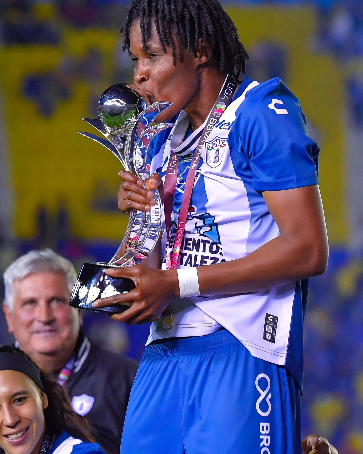 Osinachi Ohale kissing the Liga MX Femenil trophy in her Pachuca kit as the Super Falcons defender steps down from international football