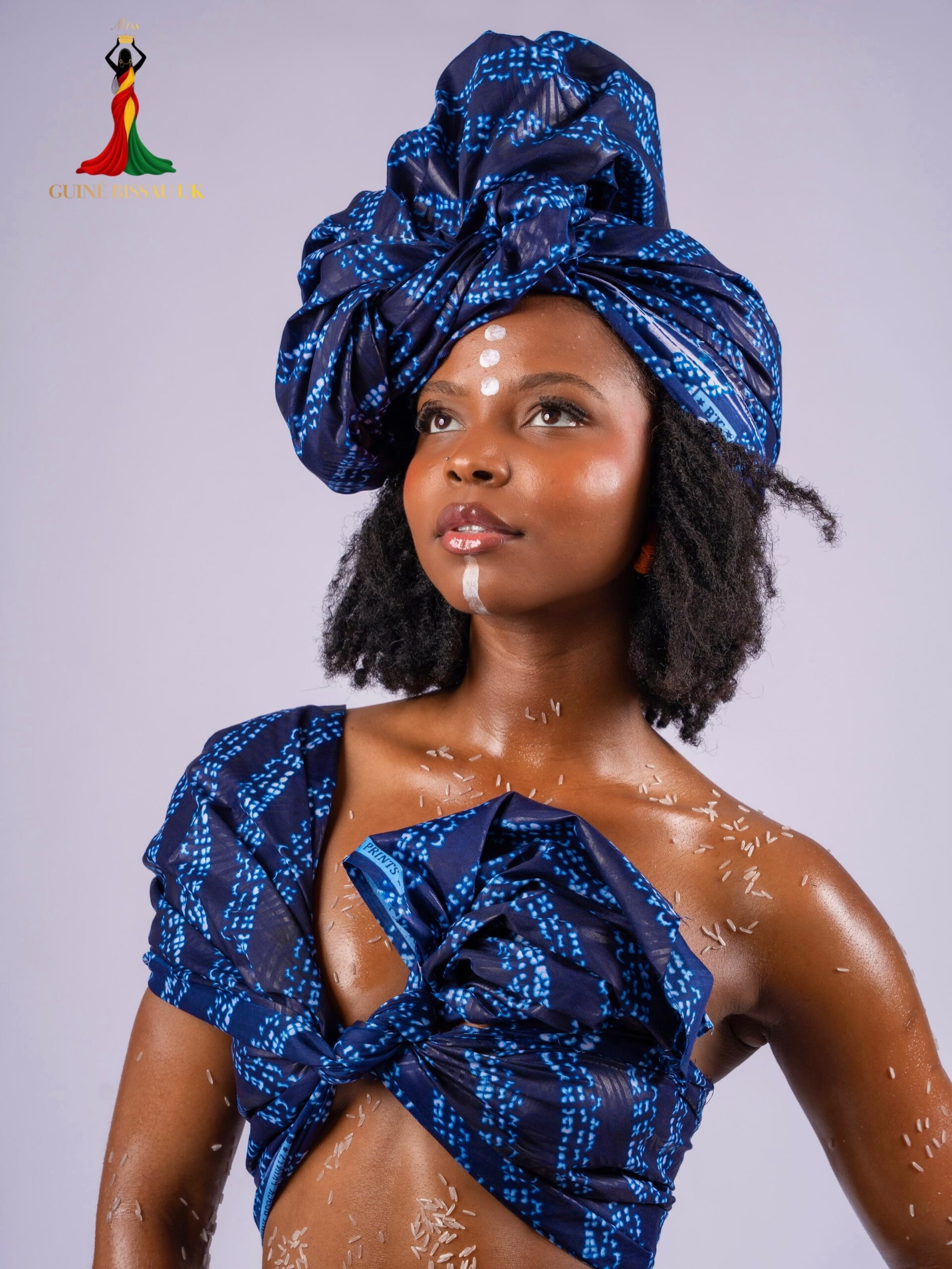 Aisha Emablo wearing a indigo patterned headwrap and matching top for Miss Guiné-Bissau UK 2026