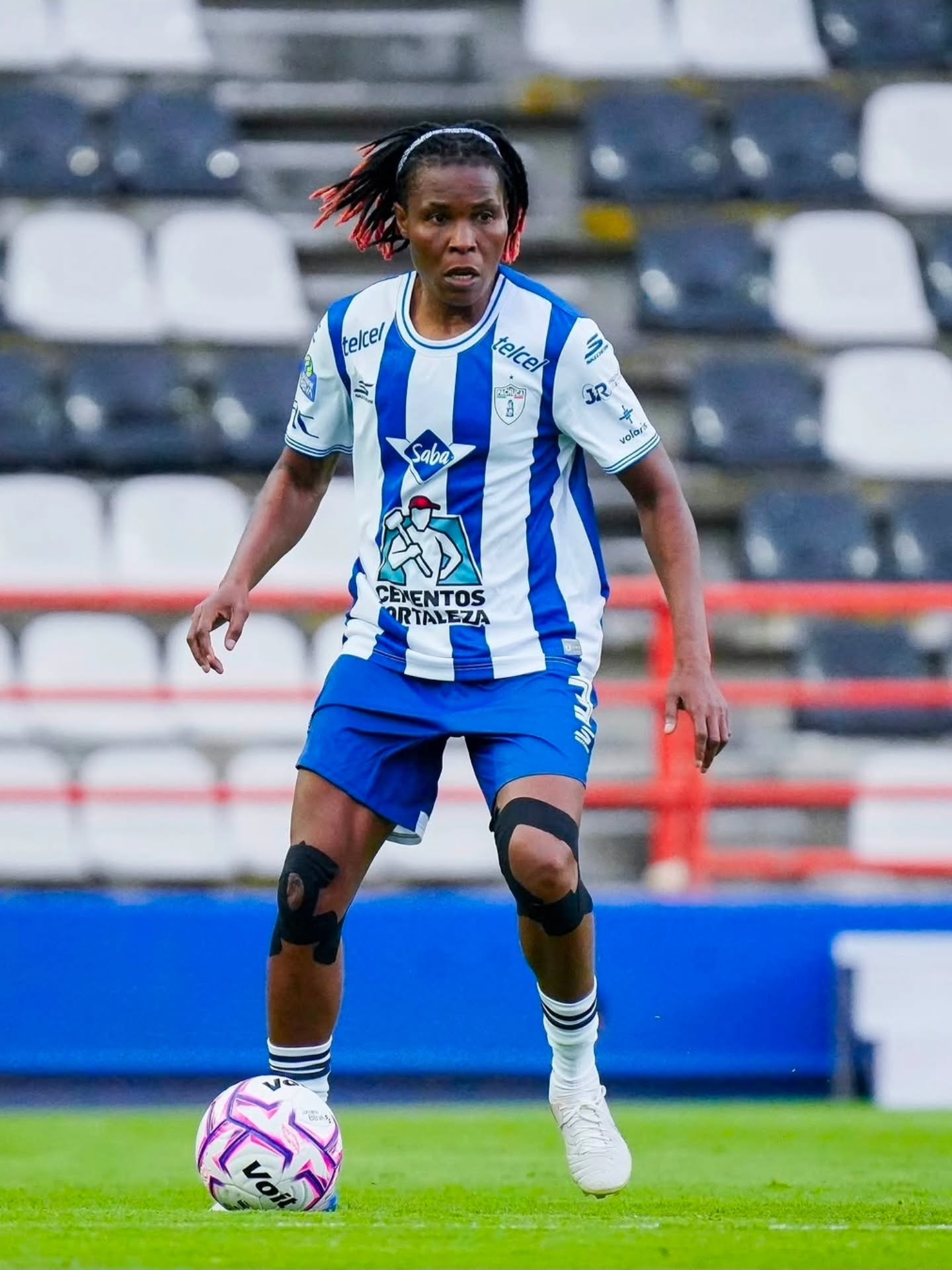 Osinachi Ohale controlling the ball for Pachuca in a Liga MX Femenil fixture