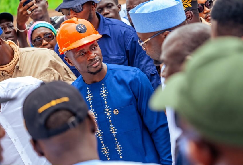 Sadio Mané wearing an orange safety hard hat and blue embroidered tunic at the SM10 Agro site in Bambali